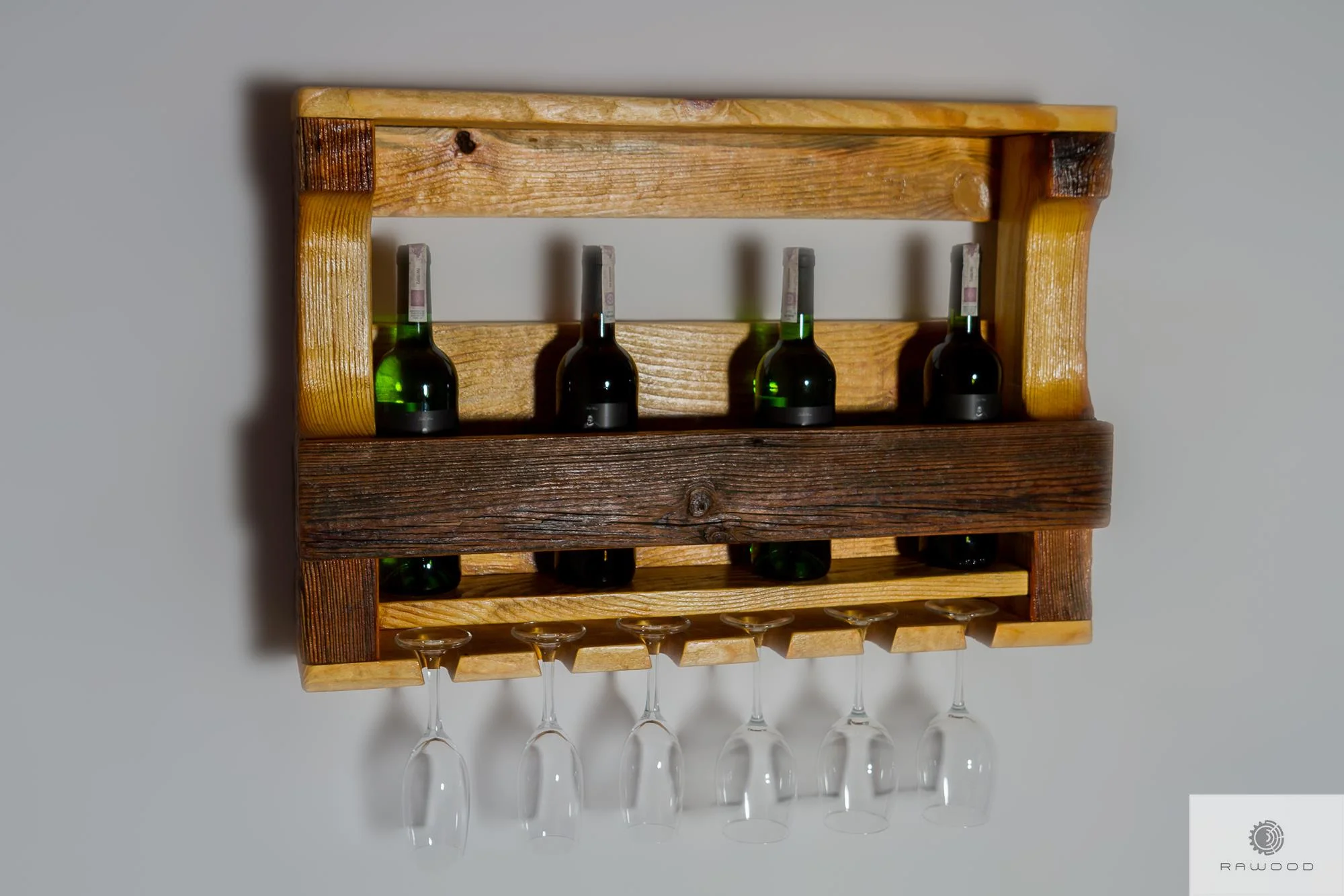 Drewniana półka na butelki i kieliszki do kuchni