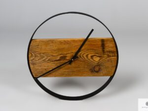 Zegar ścienny z drewna z czarną metalową obręczą