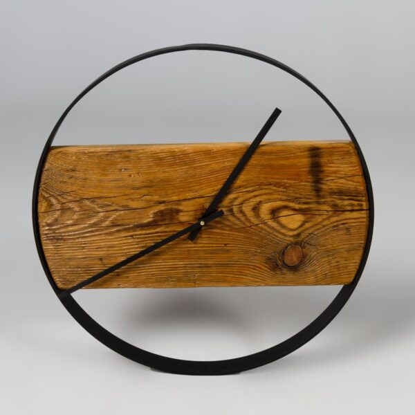 Zegar ścienny z drewna z czarną metalową obręczą