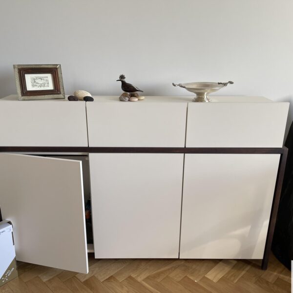 Nowoczesna komoda drewniana na nóżkach do salonu BOSTON I