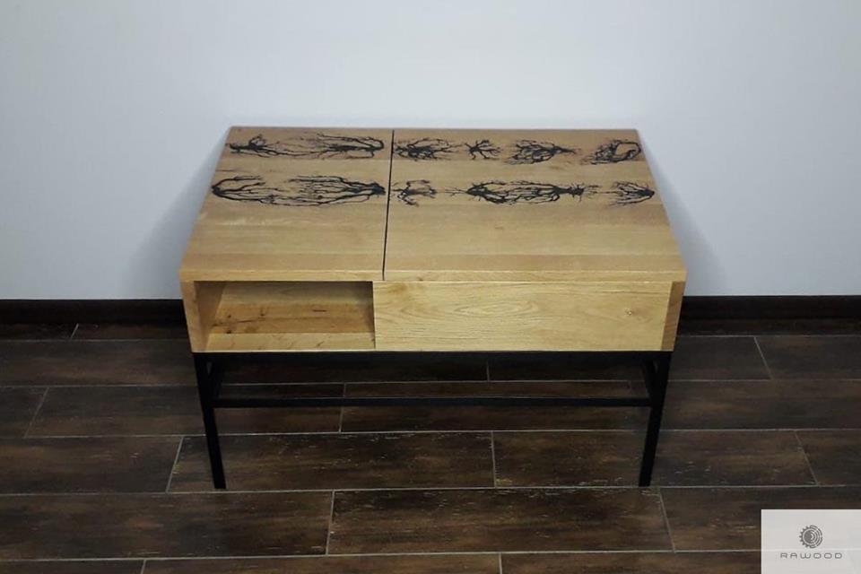 Oryginalny stolik z podnoszonym blatem z drewna litego z ozdobnym wypalaniem ASTOR find us on https://www.facebook.com/RaWoodpl/