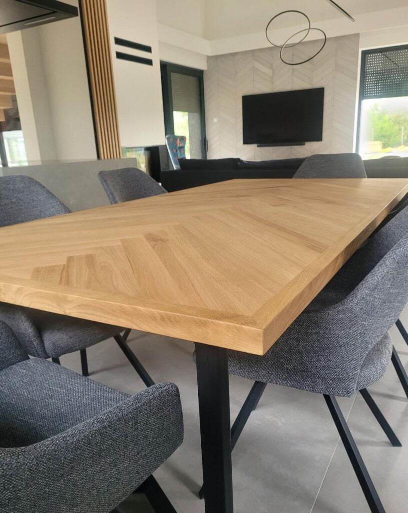 Stół z dębowym blatem metalowymi nogami do jadalni GOVER