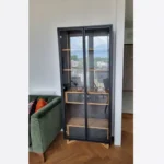 Dębowa witryna NORD dąb naturalny, płyta czarna - realizacja