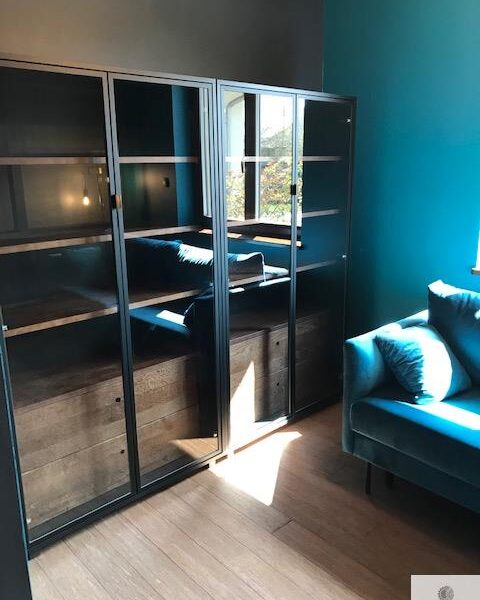 Designerska witryna w wnętrzem z drewna litego do salonu CARLA drewniana witryna na wymiar meble na zamówienie stolarnia warszawa