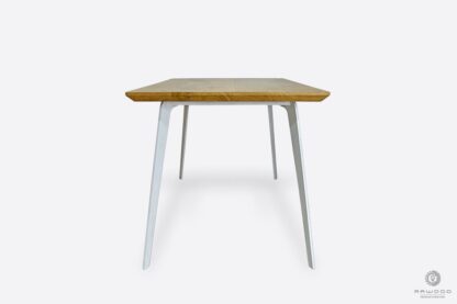 Stół z drewnianym blatem białymi metalowymi nogami na wymiar do salonu VITA II