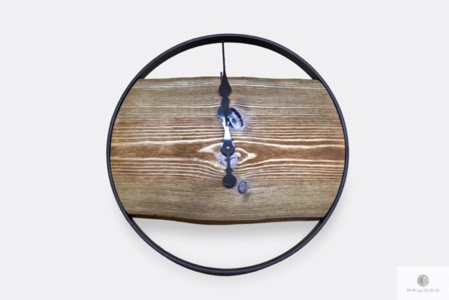 Zegar ścienny z drewna z czarną metalową obręczą do salonu