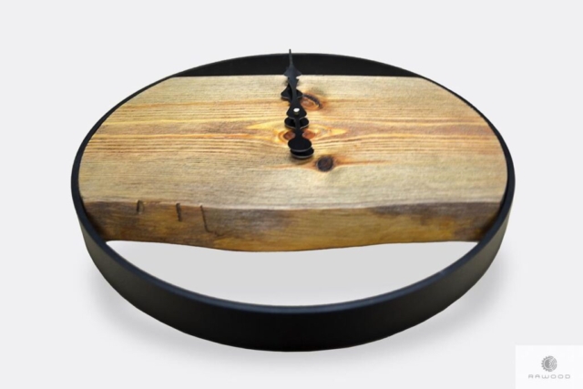 Zegar z drewna litego z czarną metalową obręczą na wymiar