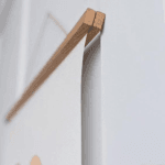 Drewniany wieszak na plakat z magnetyczną listwą