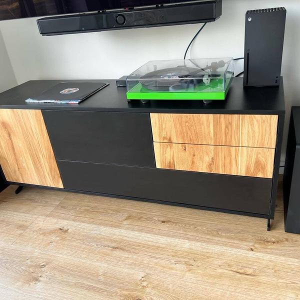 Nowoczesna drewniana szafka RTV z szufladami na metalowych nogach do salonu CARLA