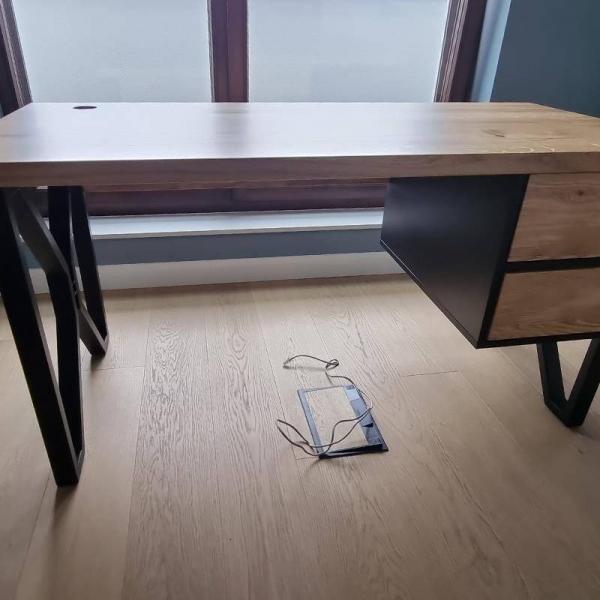 Nowoczesne dębowe biurko z czarnymi metalowymi nogami z szufladami do gabinetu GORAN