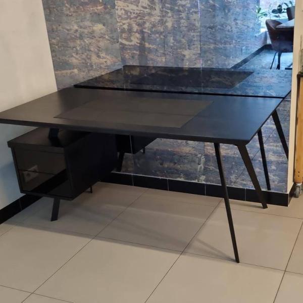 Nowoczesne eleganckie biurko dębowe czarne na metalowych nogach z kontenerkiem szufladami do gabinetu kancelarii VITA