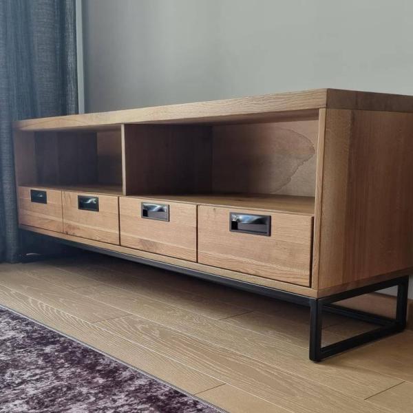 Dębowa szafka RTV w stylu industrialnym loft na zamówienie do salonu RaWood