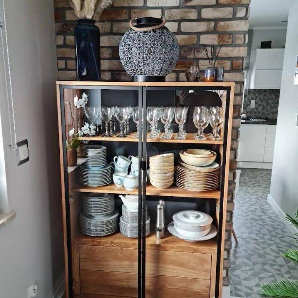 Dębowa witryna w stylu industrialnym loftowym na metalowej podstawie do jadalni MERIS