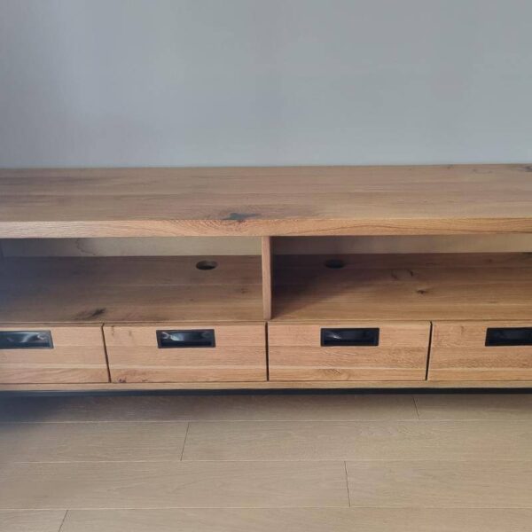 Industrialna szafka RTV drewniana z litego drewna z szufladami na metalowych nogach RaWood