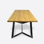 Stół industrialny GERES z dębowym blatem na metalowej podstawie do jadalni