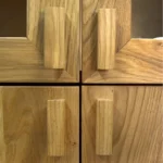 Dębowa witryna na książki z litego drewna do salonu gabinetu DAVOS