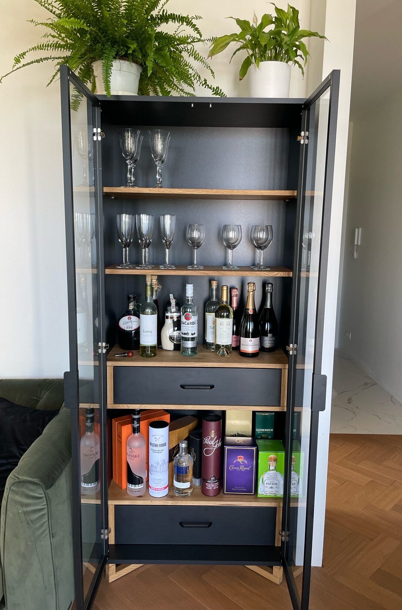 Dębowa witryna NORD dąb naturalny, płyta czarna - realizacja