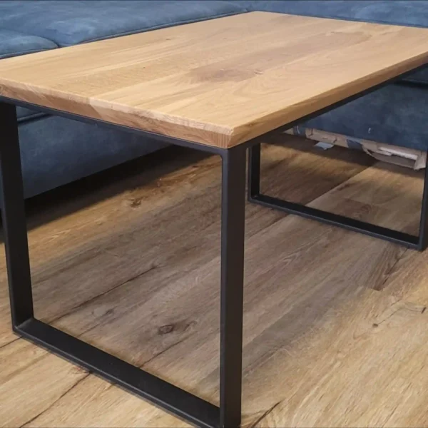 drewniany stolik kawowy w stylu loft realizacja