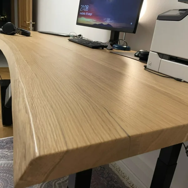 Blat dębowy lakierowany - krawędź naturalna