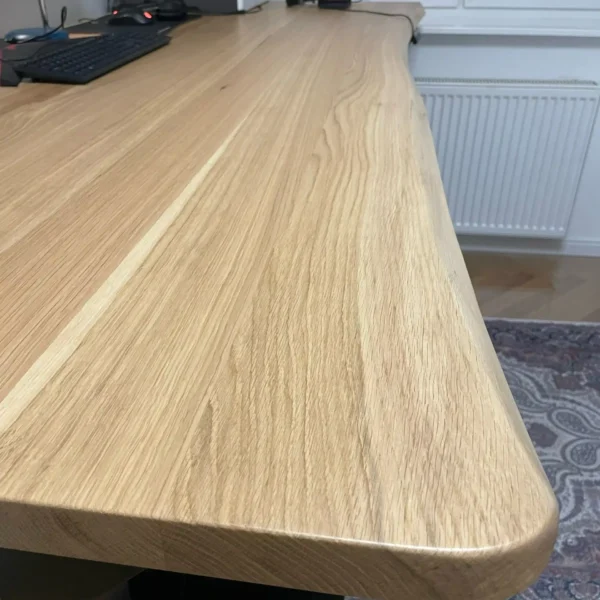 Blat dębowy lakierowany - krawędź naturalna