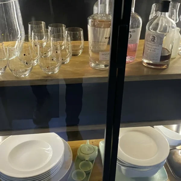 dębowa witryna nord z oświetleniem