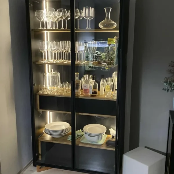 dębowa witryna nord z oświetleniem